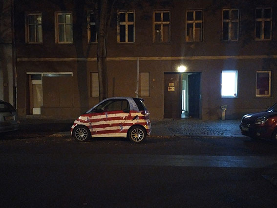 Auto mit amerikanischem Dekor in der Lehderstraße, Berlin